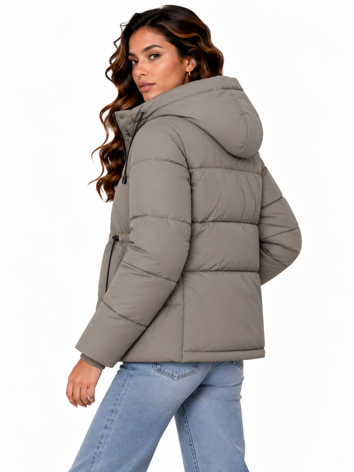 Sophie – Gewatteerde Winterjas met Capuchon en Taillekoord