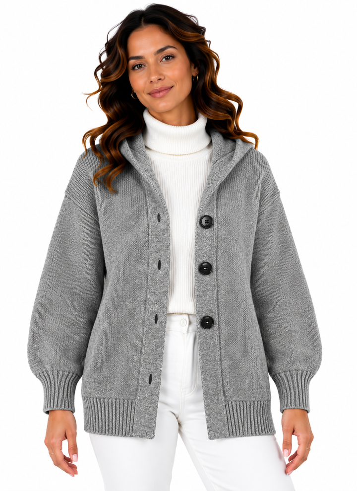 Femke – Lang Gebreid Vest met Capuchon en Knopen