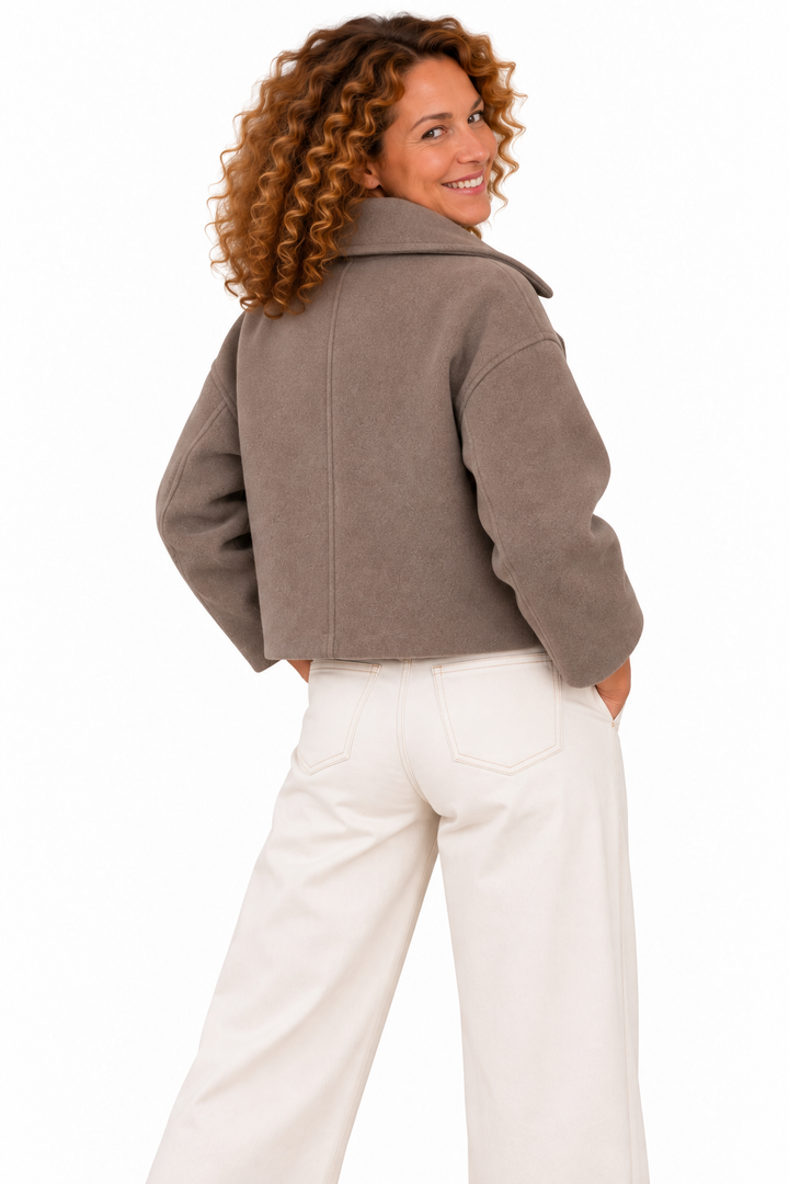 Emma – Elegante Korte Mantel met Knopen