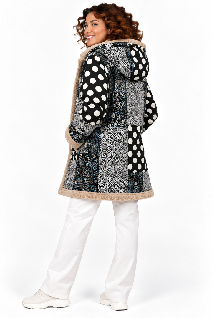 Sophie – Elegante Jas met Patchworkprint en Teddyvoering