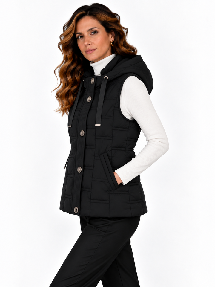 Fenna – Gewatteerde Bodywarmer met Capuchon en Knopen