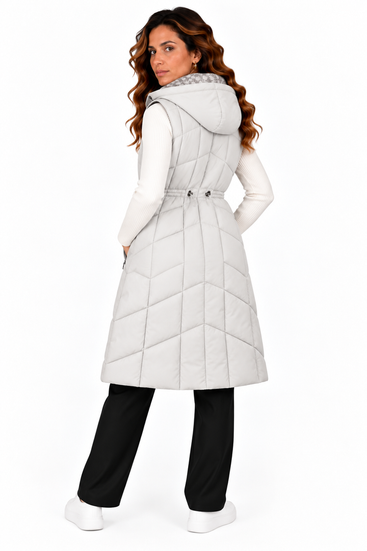 Fenna – Lange Gewatteerde Bodywarmer met Capuchon