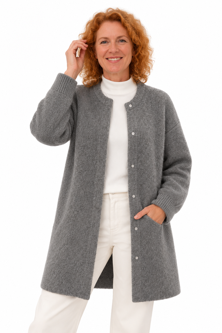 Femke – Lang Zacht Gebreid Vest met Knopen