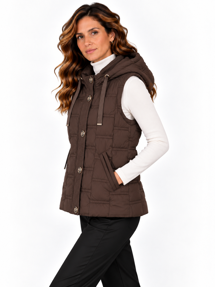 Fenna – Gewatteerde Bodywarmer met Capuchon en Knopen