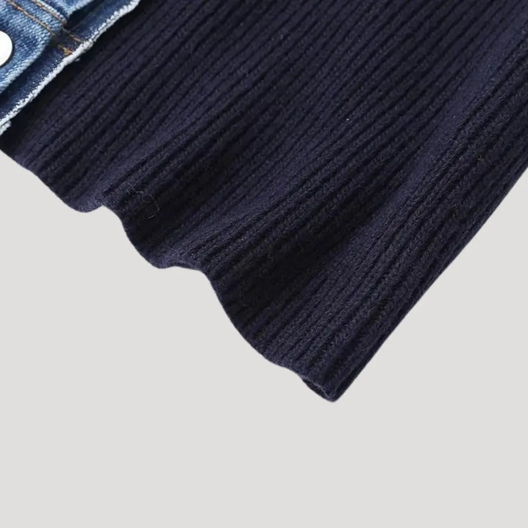 Femke – Gebreid Vest met Denimdetails en Knopen