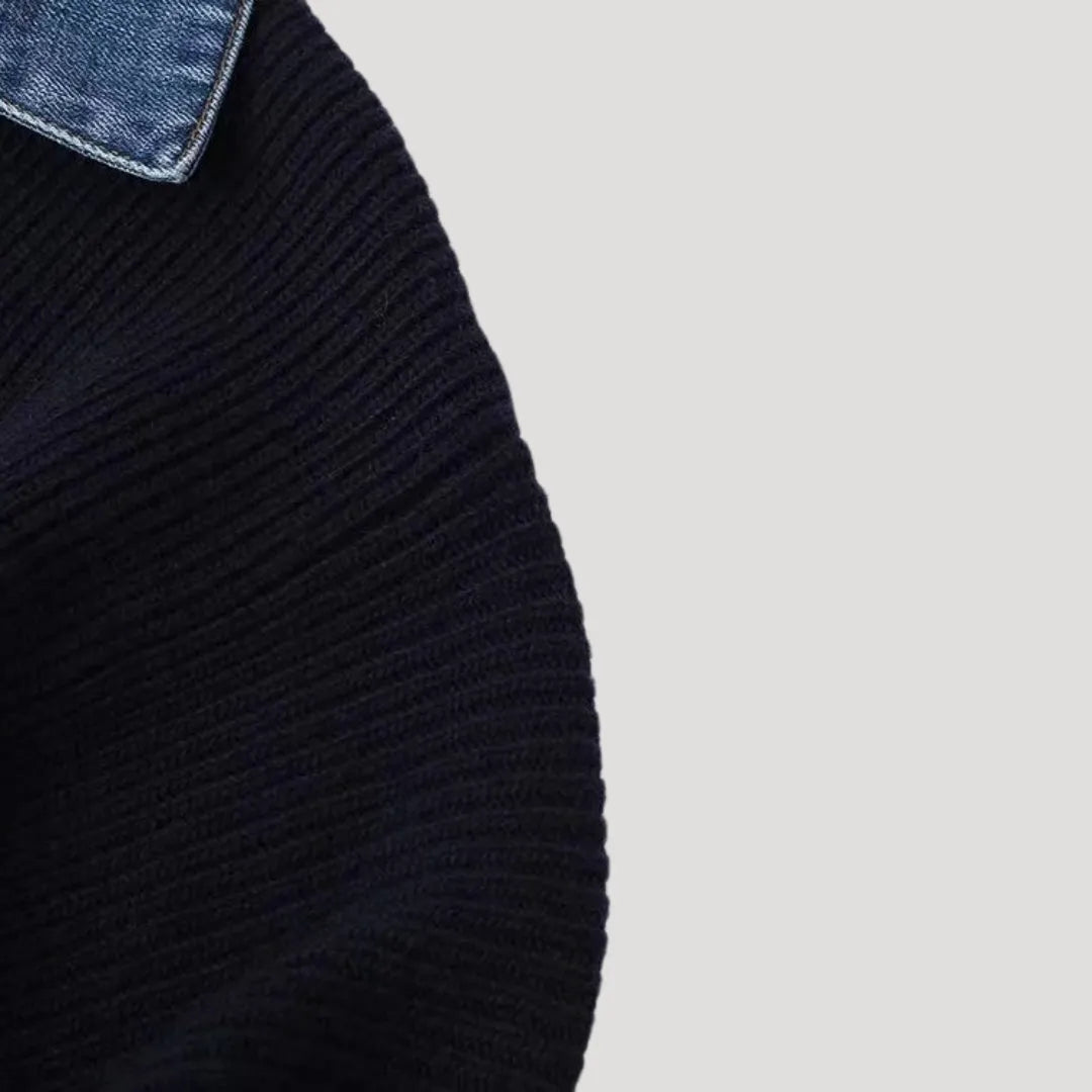 Femke – Gebreid Vest met Denimdetails en Knopen
