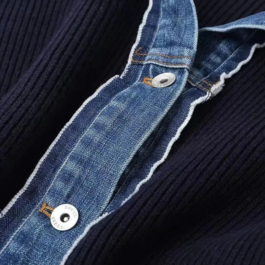 Femke – Gebreid Vest met Denimdetails en Knopen