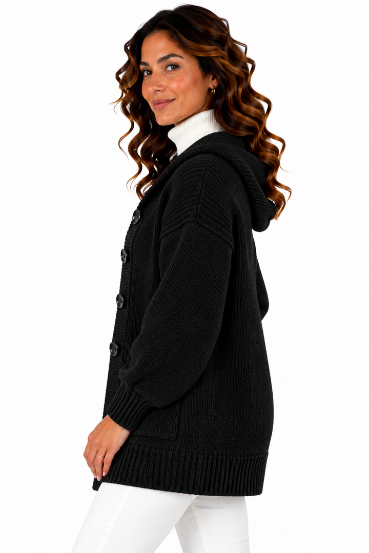 Femke – Lang Gebreid Vest met Capuchon en Knopen