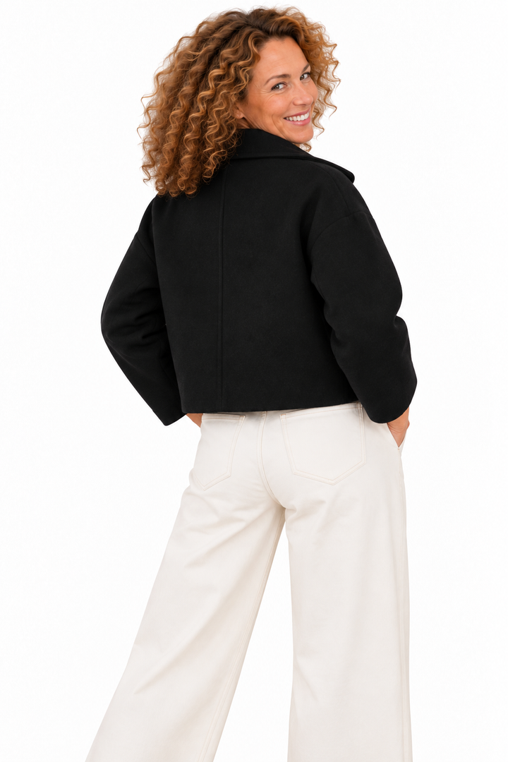 Emma – Elegante Korte Mantel met Knopen
