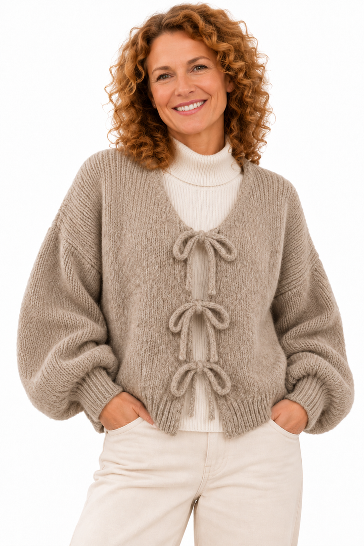 Femke – Zacht Gebreid Vest met Striksluiting