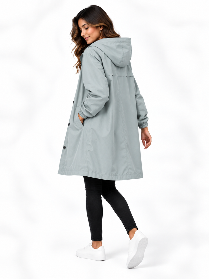 Mila – Lange Jas met Capuchon en Knopen