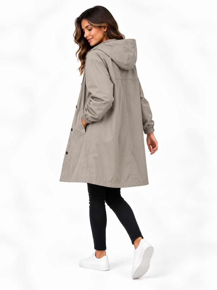 Mila – Lange Jas met Capuchon en Knopen