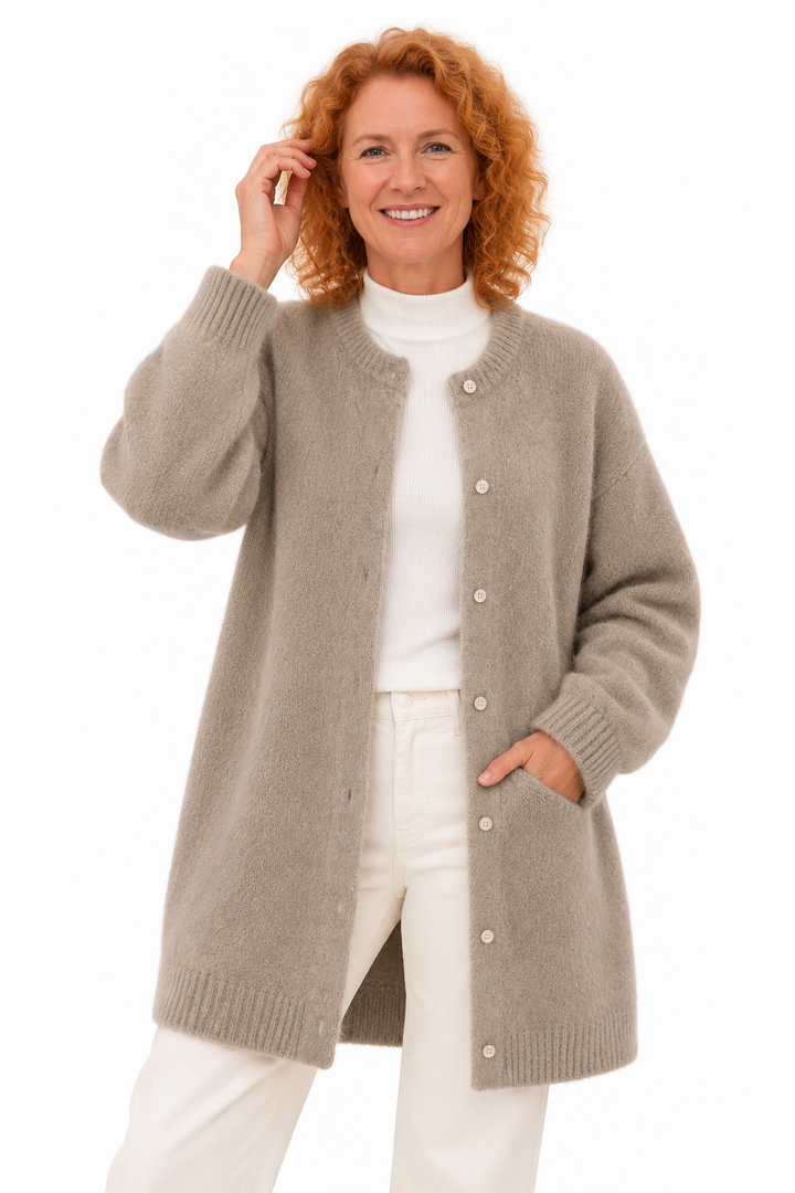 Femke – Lang Zacht Gebreid Vest met Knopen